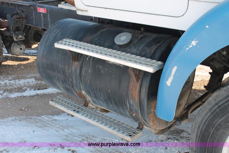 image for item H8372 2001 Volvo WG semi truck