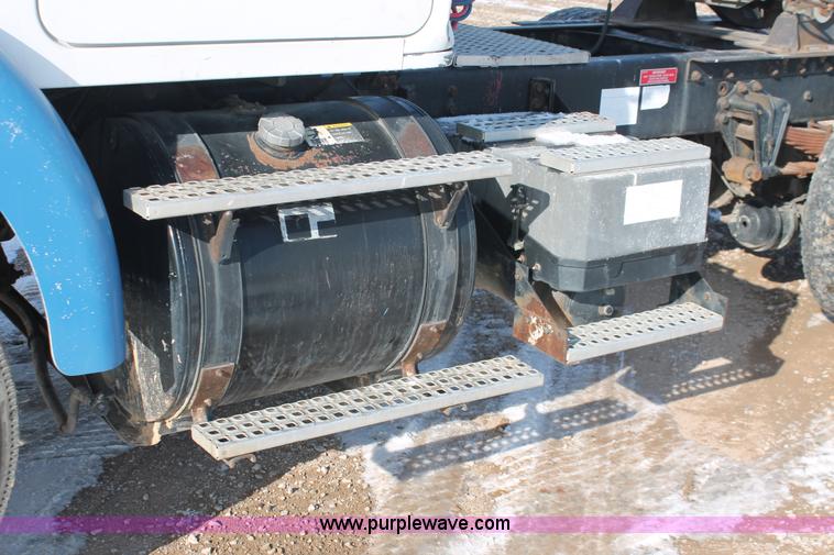 image for item H8372 2001 Volvo WG semi truck