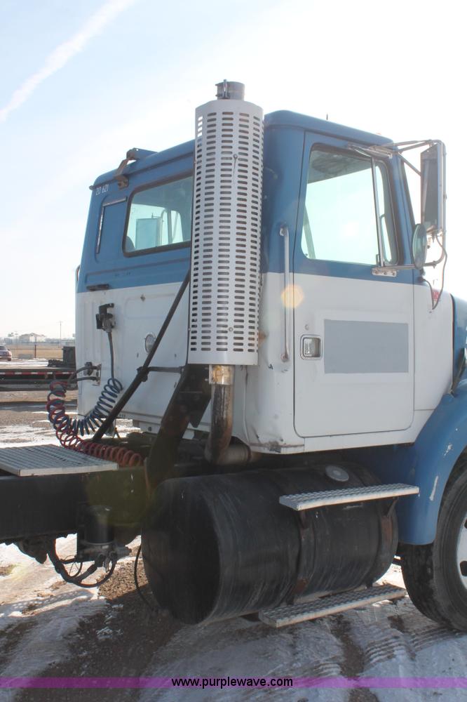 image for item H8372 2001 Volvo WG semi truck