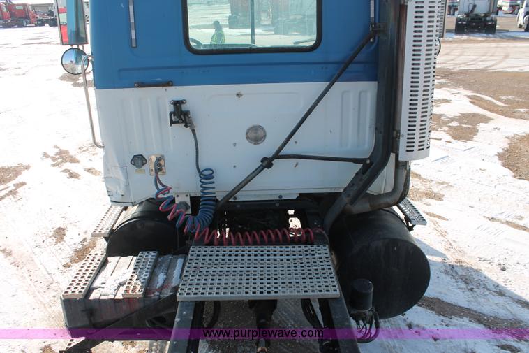 image for item H8372 2001 Volvo WG semi truck