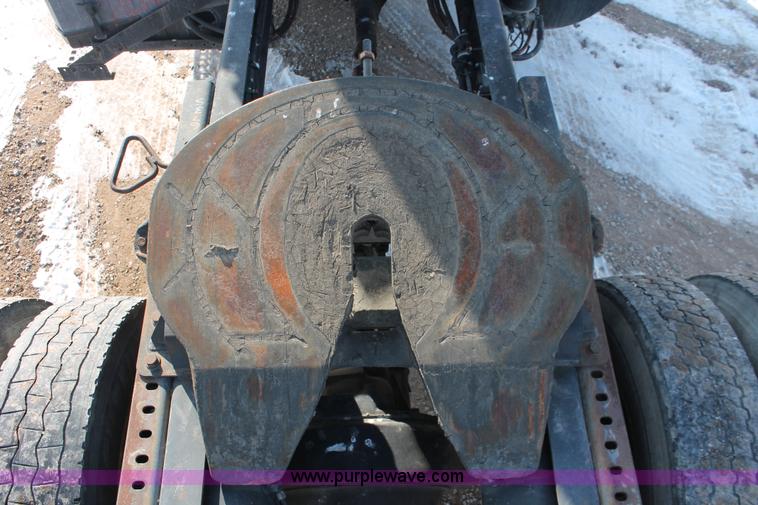 image for item H8372 2001 Volvo WG semi truck