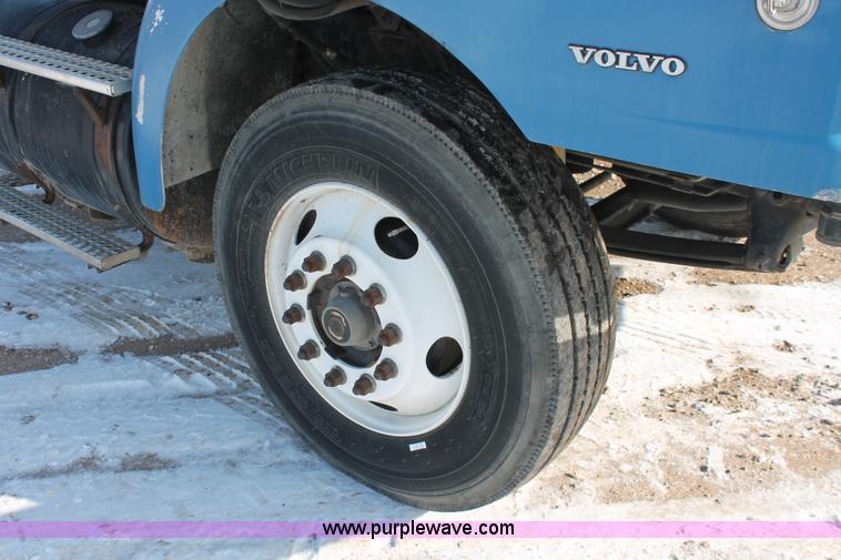 image for item H8372 2001 Volvo WG semi truck