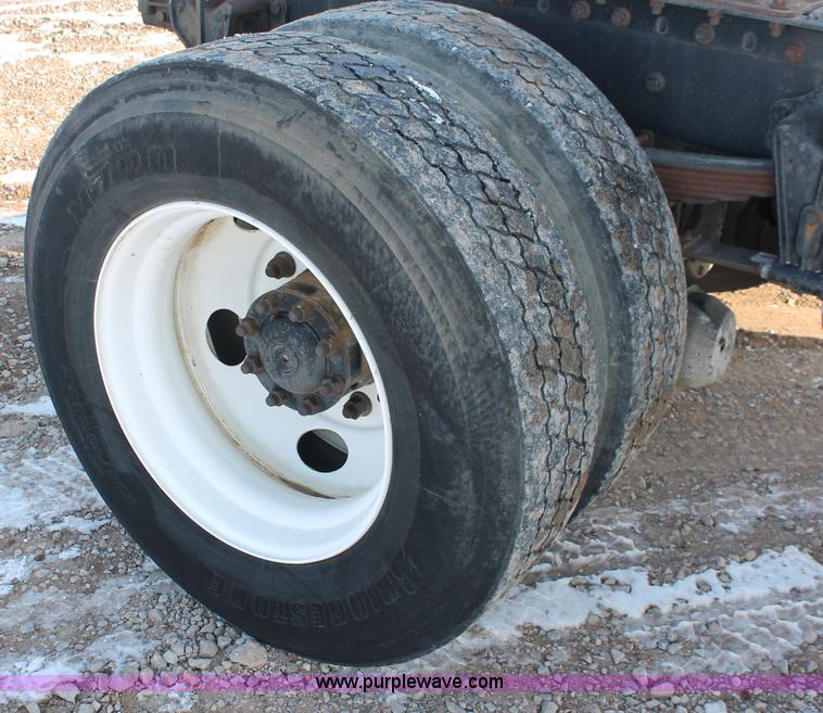 image for item H8372 2001 Volvo WG semi truck