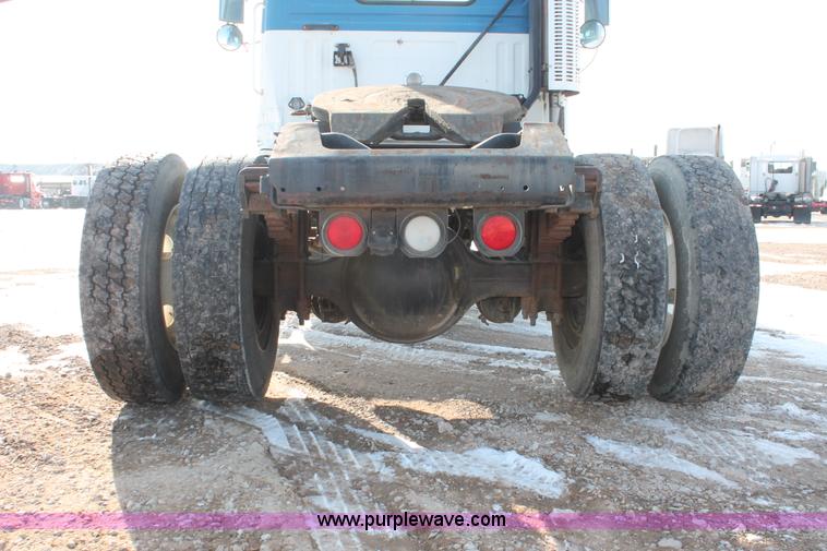 image for item H8372 2001 Volvo WG semi truck