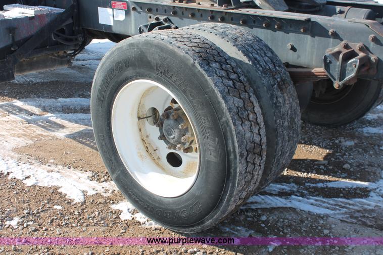 image for item H8372 2001 Volvo WG semi truck