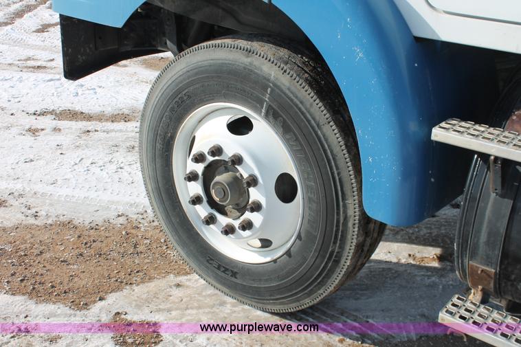 image for item H8372 2001 Volvo WG semi truck