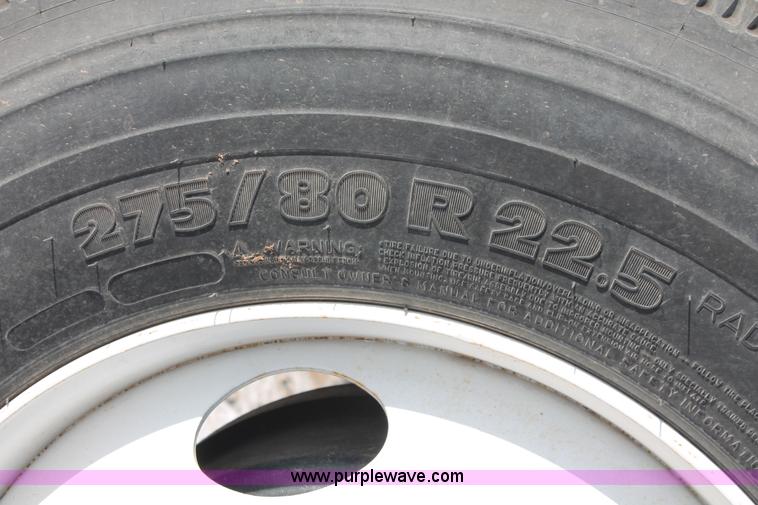 image for item H8372 2001 Volvo WG semi truck