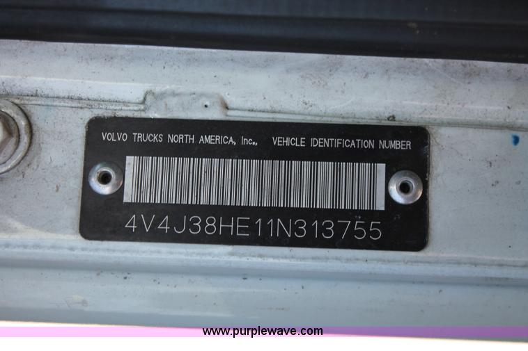 image for item H8372 2001 Volvo WG semi truck