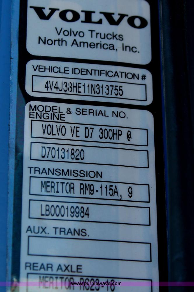 image for item H8372 2001 Volvo WG semi truck