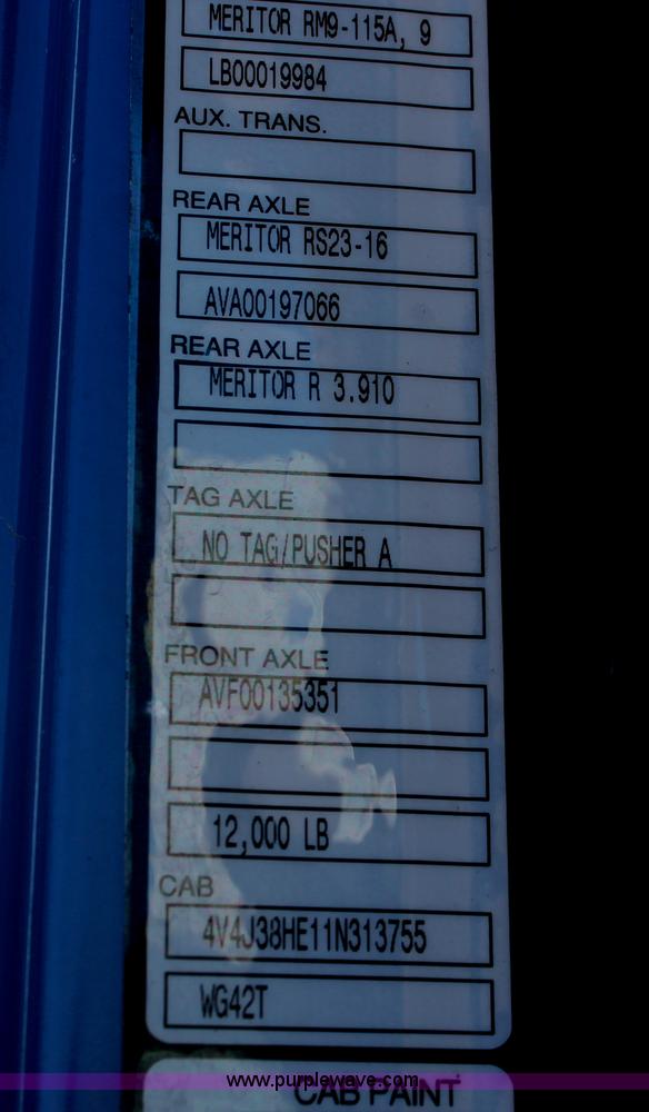 image for item H8372 2001 Volvo WG semi truck