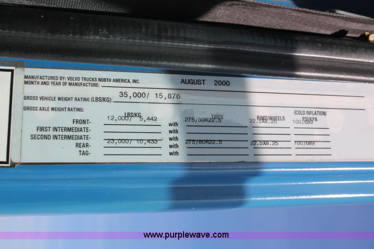 image for item H8372 2001 Volvo WG semi truck