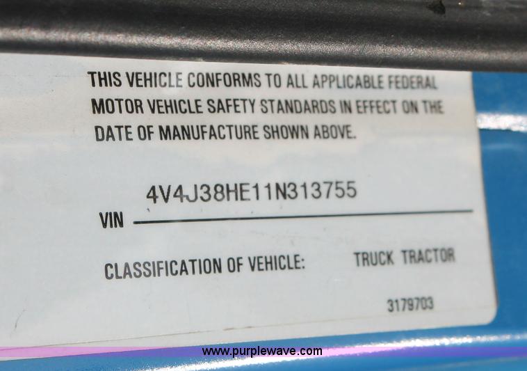 image for item H8372 2001 Volvo WG semi truck