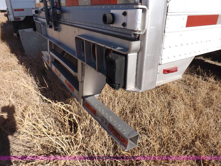 image for item I9224 2005 Utility 3000R refrigerated trailer