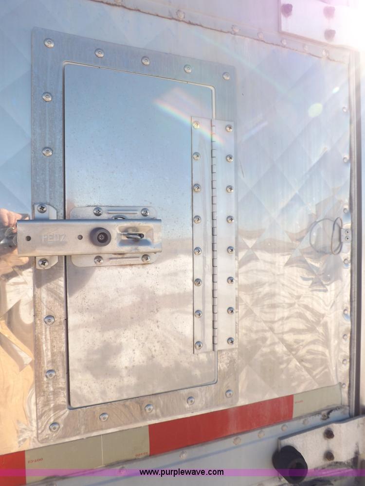 image for item I9232 2003 Utility 3000R refrigerated trailer