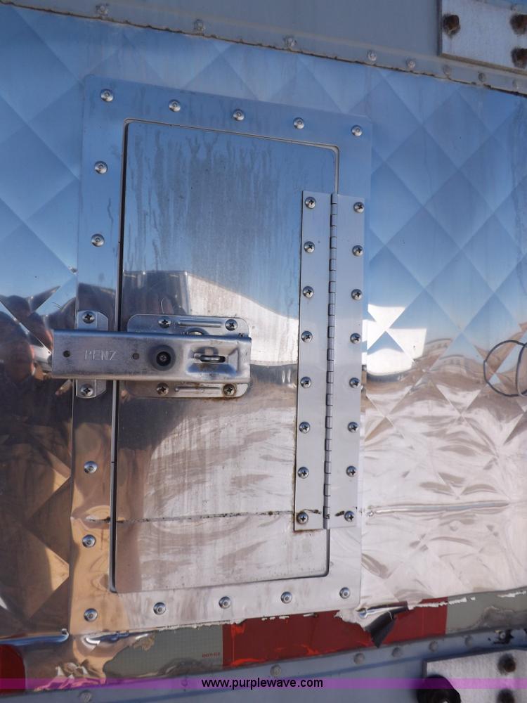 image for item I9235 2003 Utility 3000R refrigerated trailer