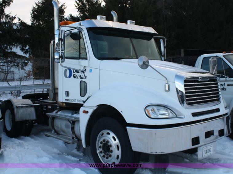 image for item C1743 2006 Freightliner Columbia CL120ST semi truck