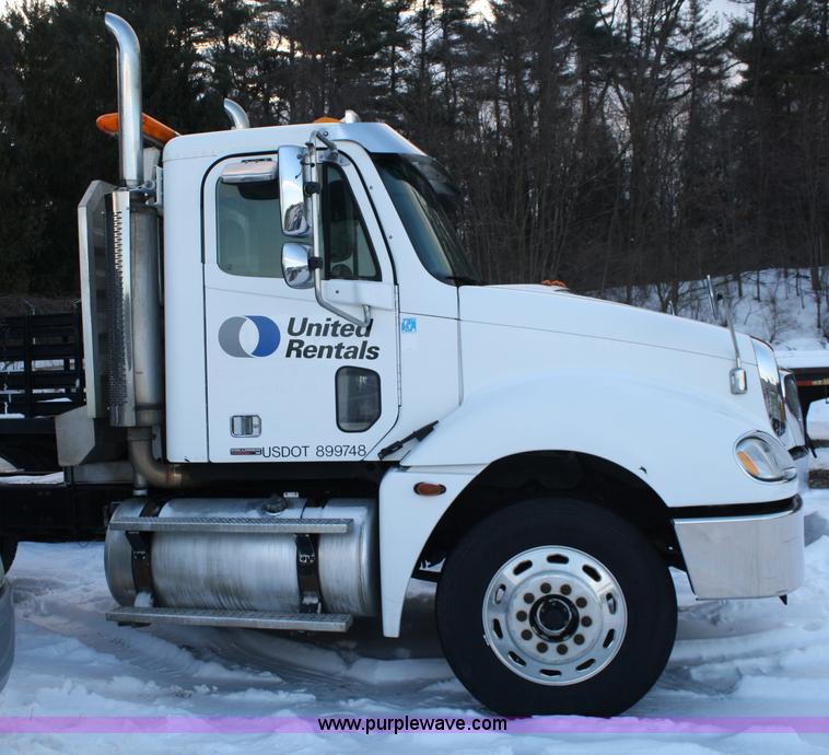 image for item C1743 2006 Freightliner Columbia CL120ST semi truck