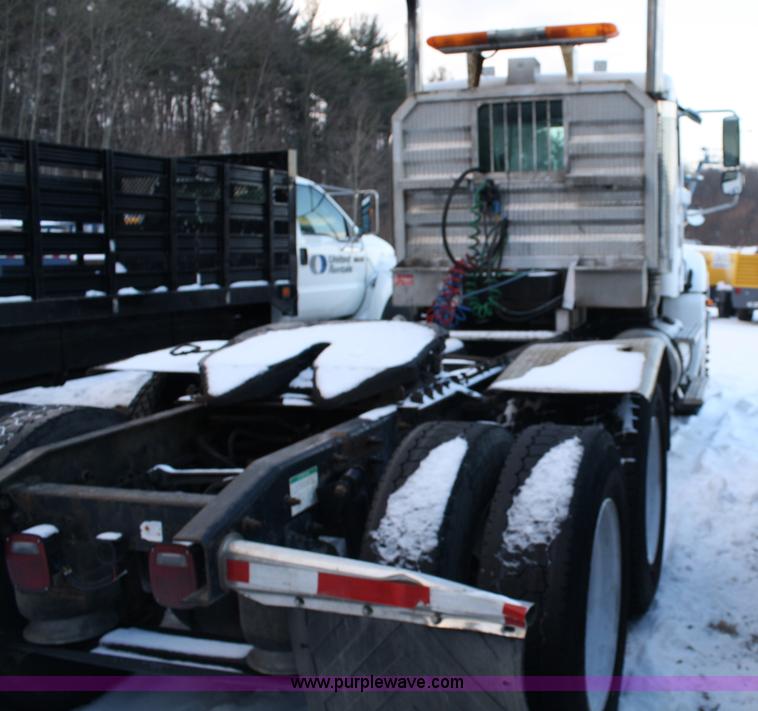 image for item C1743 2006 Freightliner Columbia CL120ST semi truck