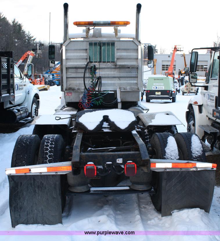 image for item C1743 2006 Freightliner Columbia CL120ST semi truck