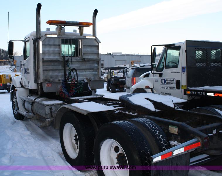 image for item C1743 2006 Freightliner Columbia CL120ST semi truck