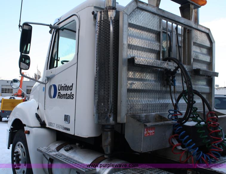 image for item C1743 2006 Freightliner Columbia CL120ST semi truck