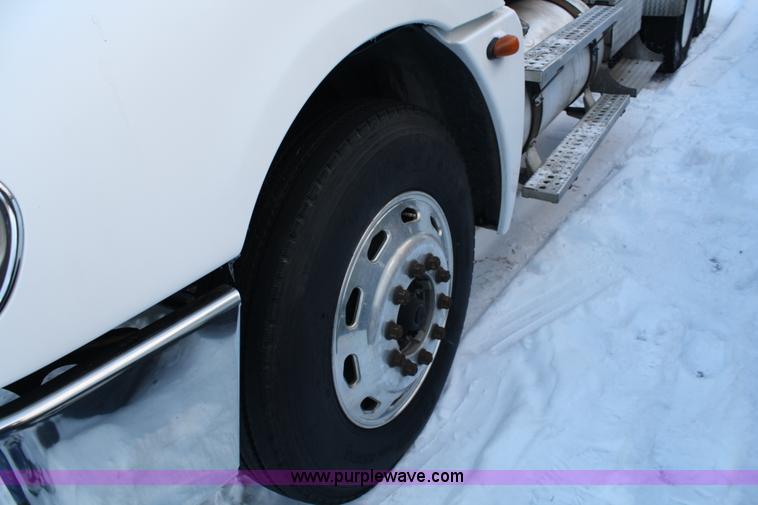 image for item C1743 2006 Freightliner Columbia CL120ST semi truck