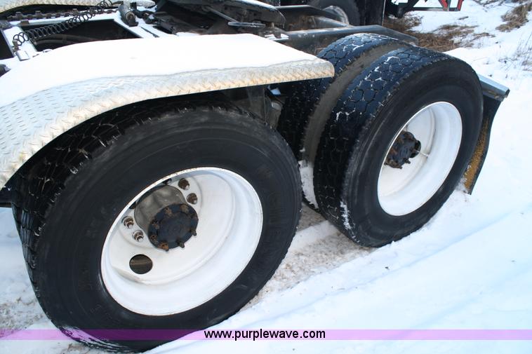 image for item C1743 2006 Freightliner Columbia CL120ST semi truck