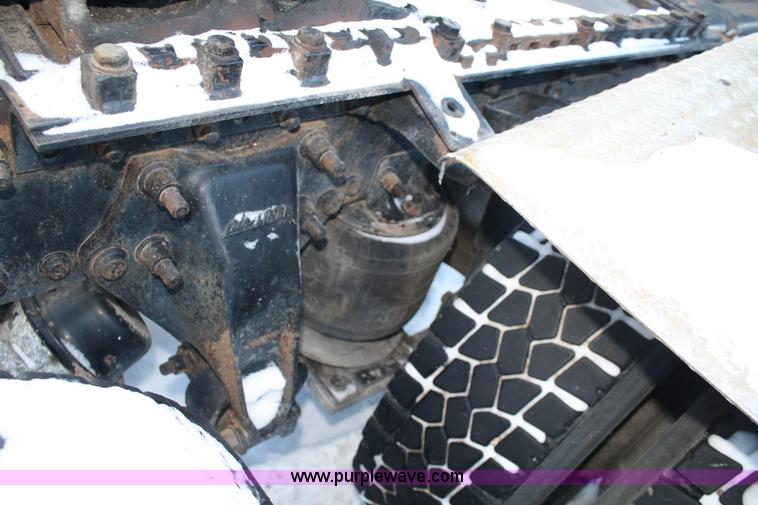 image for item C1743 2006 Freightliner Columbia CL120ST semi truck