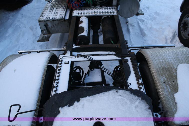 image for item C1743 2006 Freightliner Columbia CL120ST semi truck