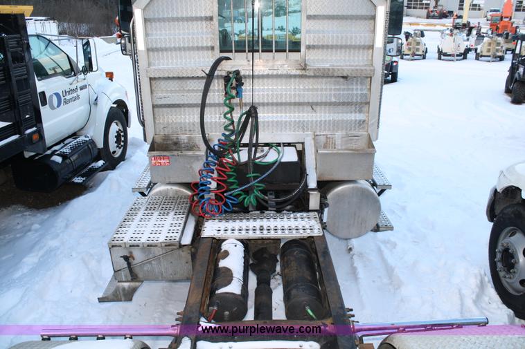 image for item C1743 2006 Freightliner Columbia CL120ST semi truck