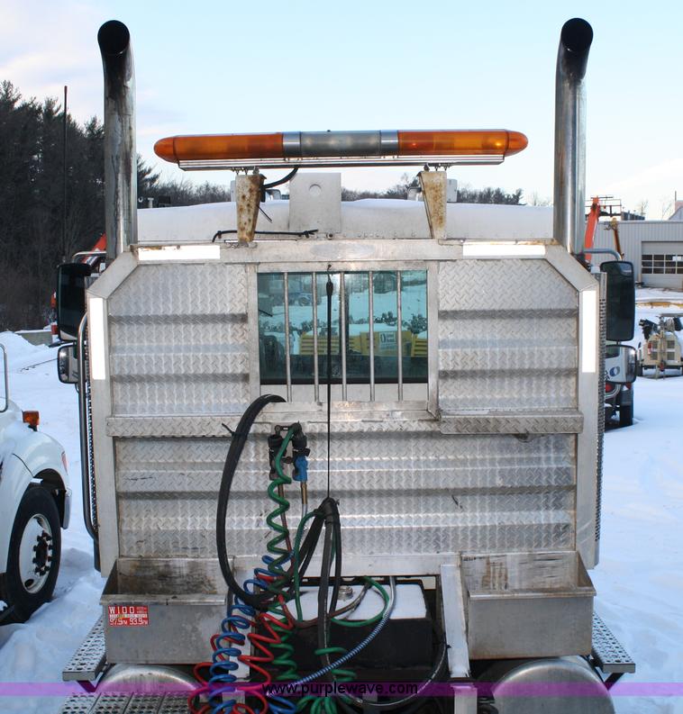 image for item C1743 2006 Freightliner Columbia CL120ST semi truck