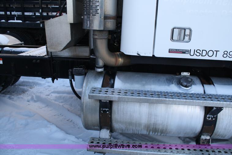 image for item C1743 2006 Freightliner Columbia CL120ST semi truck