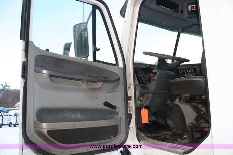 image for item C1743 2006 Freightliner Columbia CL120ST semi truck