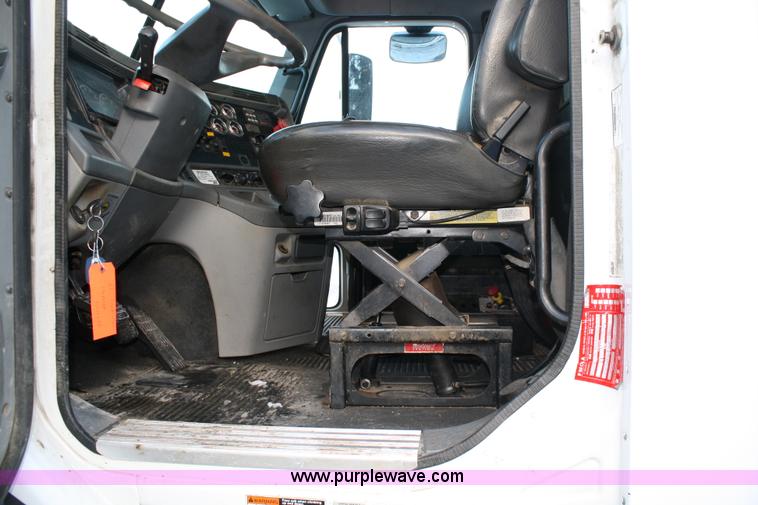 image for item C1743 2006 Freightliner Columbia CL120ST semi truck