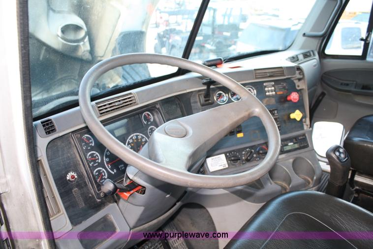 image for item C1743 2006 Freightliner Columbia CL120ST semi truck