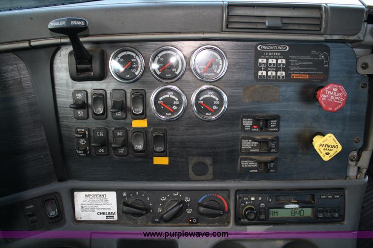 image for item C1743 2006 Freightliner Columbia CL120ST semi truck