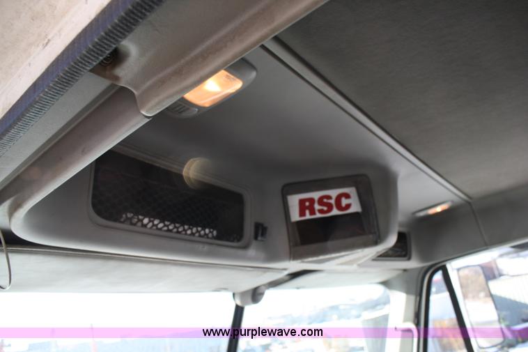 image for item C1743 2006 Freightliner Columbia CL120ST semi truck