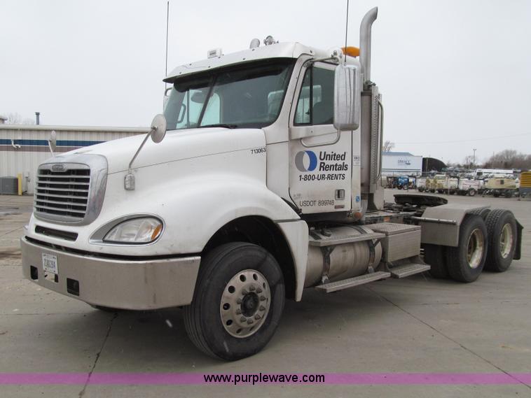 image for item E4650 2007 Freightliner Columbia CL120ST semi truck