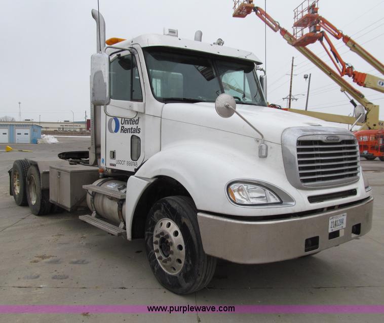image for item E4650 2007 Freightliner Columbia CL120ST semi truck