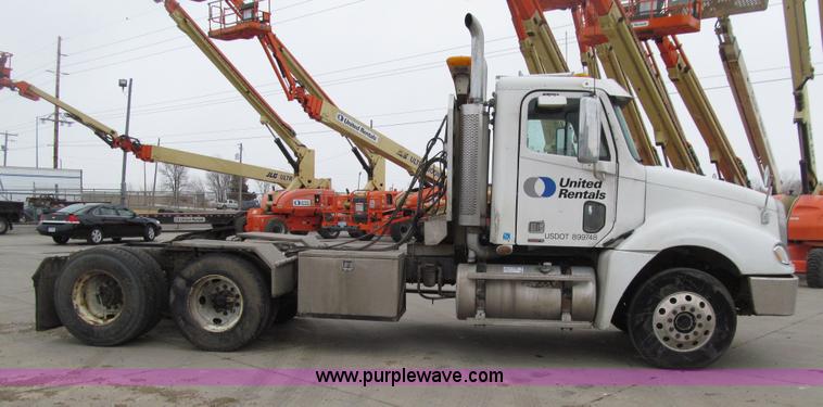 image for item E4650 2007 Freightliner Columbia CL120ST semi truck