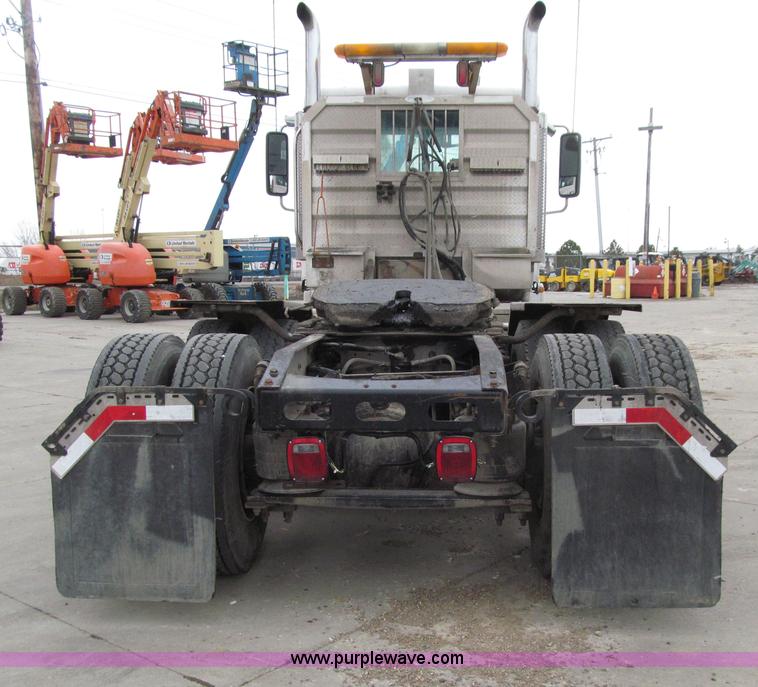 image for item E4650 2007 Freightliner Columbia CL120ST semi truck