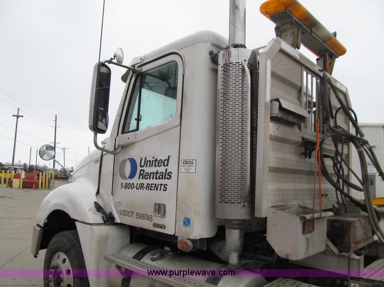 image for item E4650 2007 Freightliner Columbia CL120ST semi truck