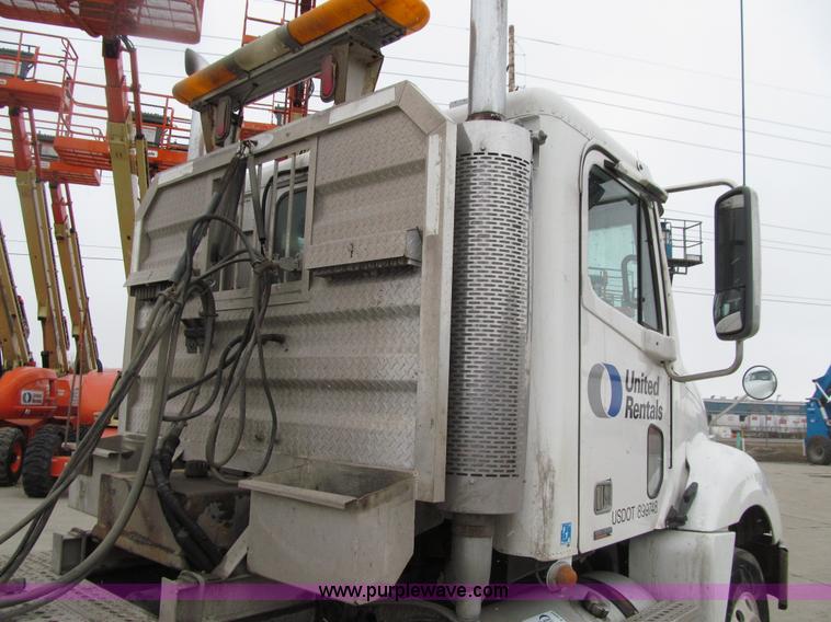 image for item E4650 2007 Freightliner Columbia CL120ST semi truck