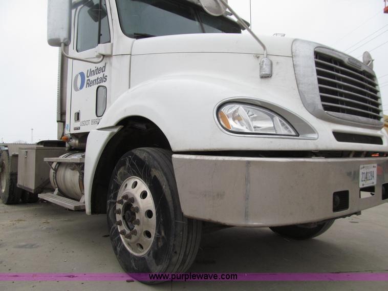 image for item E4650 2007 Freightliner Columbia CL120ST semi truck
