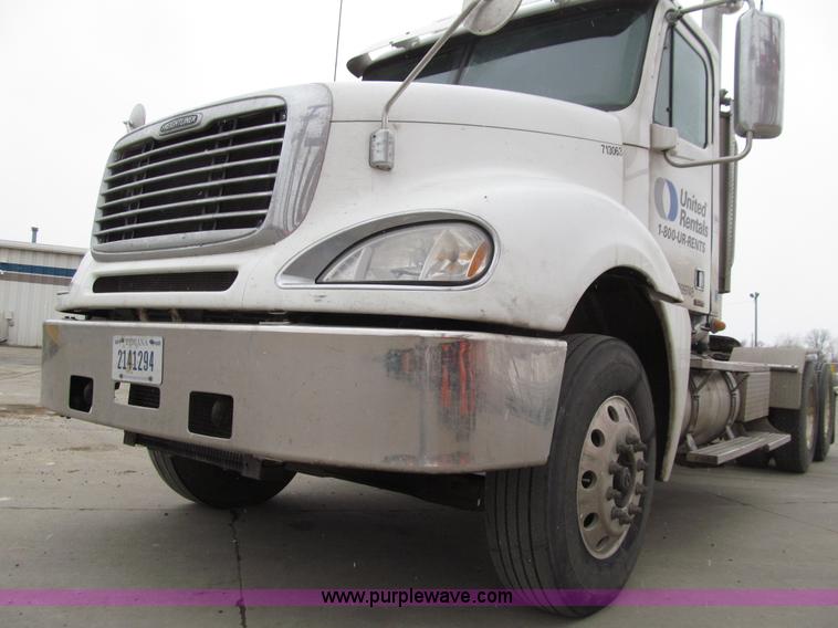 image for item E4650 2007 Freightliner Columbia CL120ST semi truck