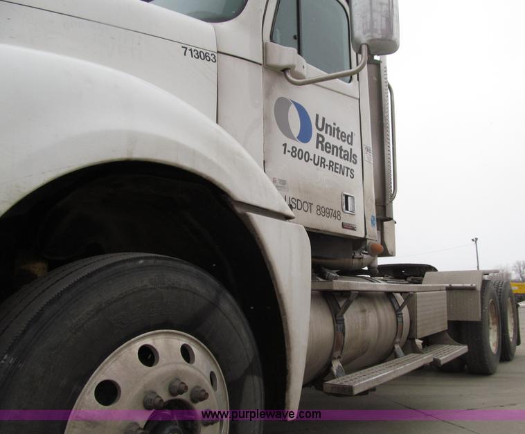 image for item E4650 2007 Freightliner Columbia CL120ST semi truck