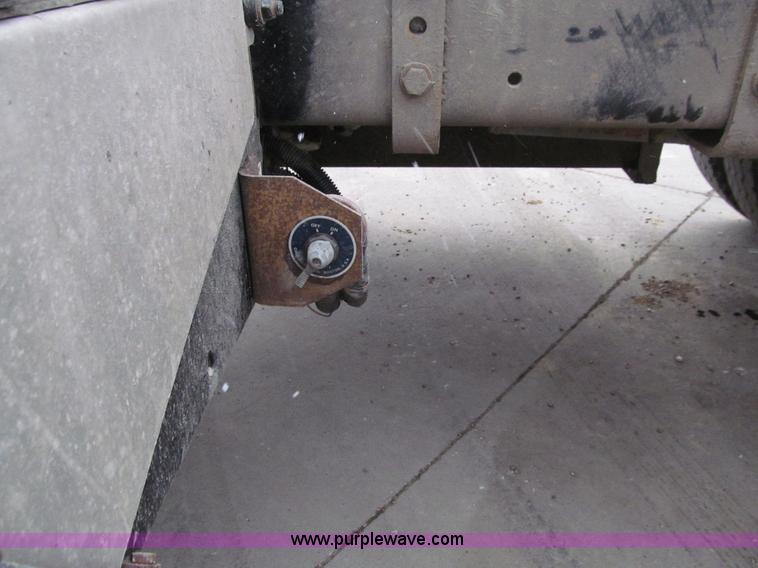 image for item E4650 2007 Freightliner Columbia CL120ST semi truck