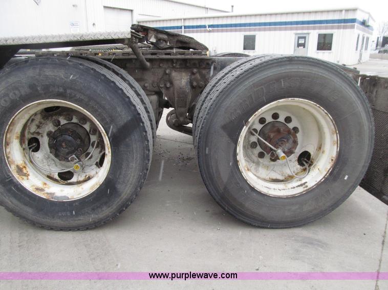 image for item E4650 2007 Freightliner Columbia CL120ST semi truck