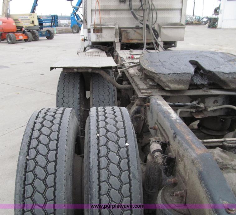 image for item E4650 2007 Freightliner Columbia CL120ST semi truck