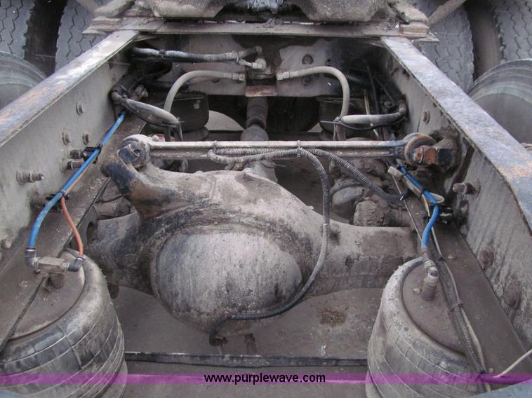 image for item E4650 2007 Freightliner Columbia CL120ST semi truck